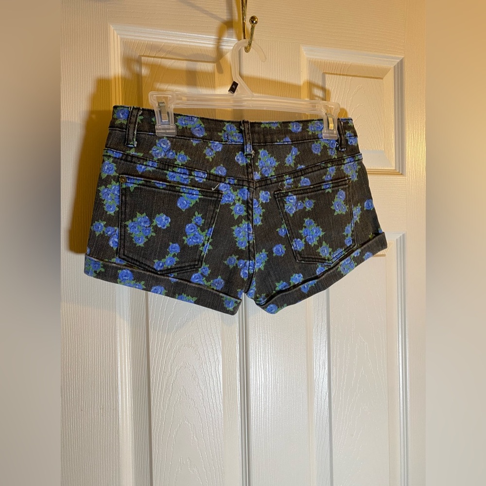 Forever 21 Women 27 Blue Flowers Floral Denim Black Short Shorts Low-Rise Cuffed - Picture 3 of 7